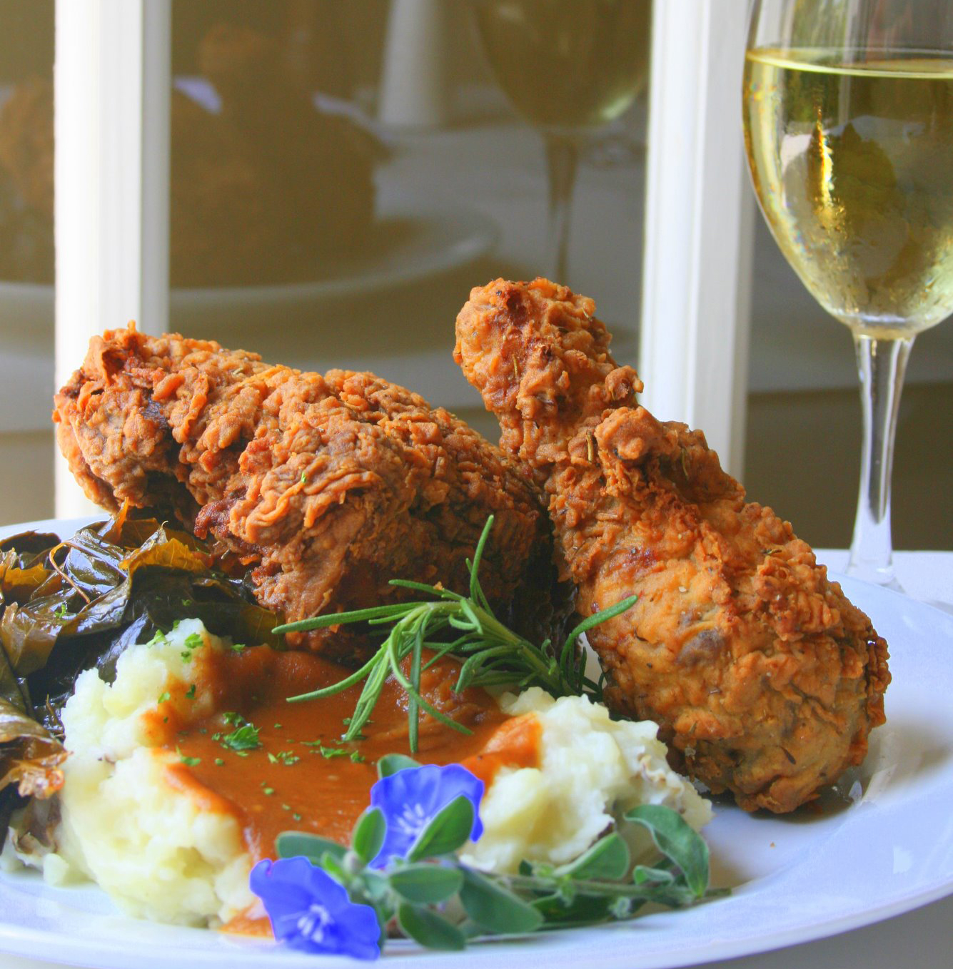 fried chicken and mashed potatoes with gravy